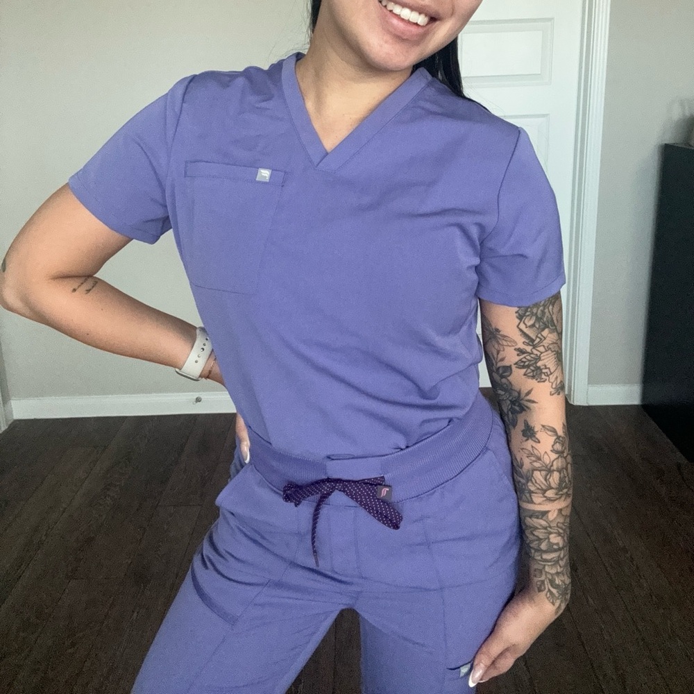 Brand New Fabletics Women's Wisteria Scrub Set